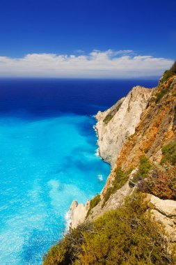 Navagio plaj adada Zakynthos, Yunanistan çevreleyen kayalıklar