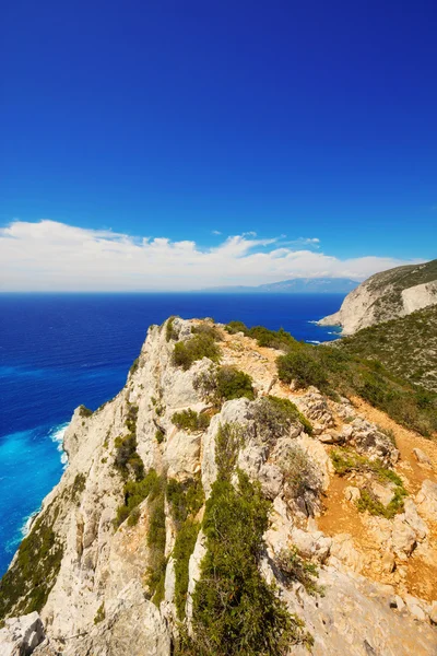 Os penhascos em torno da praia de Navagio na ilha de Zakynthos, Grécia — Fotografia de Stock