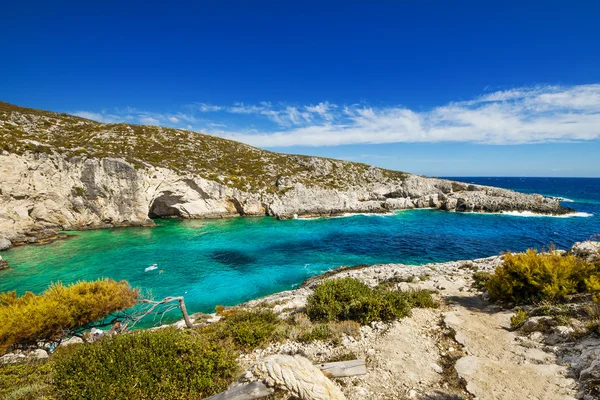 Het rotsachtige strand Porto Limnionas op het eiland Zakynthos, Griekenland — Stockfoto