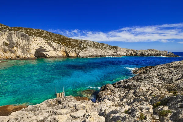 A praia rochosa de Porto Limnionas na ilha de Zakynthos, Grécia — Fotografia de Stock