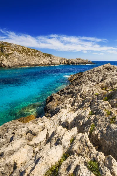 La spiaggia rocciosa di Porto Limnionas sull'isola di Zante, Grecia — Foto Stock