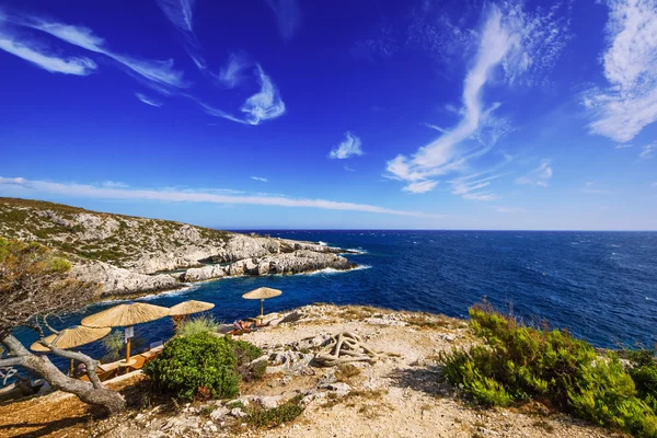그리스 자친 토스 섬에 있는 바위투성이 포르투 리미니 나스 해변 — 스톡 사진