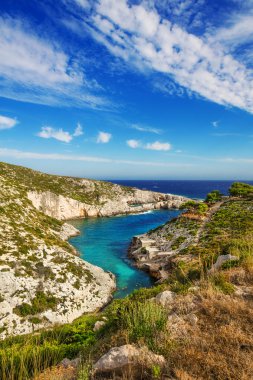 Yunanistan 'ın Zakynthos adasındaki kayalık Porto Limnionas plajı