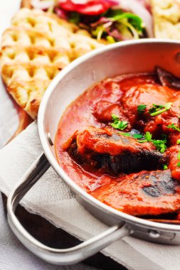 Baharatlı domates soslu (sığ dof midye)