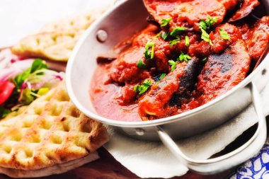 Baharatlı domates soslu (sığ dof midye)