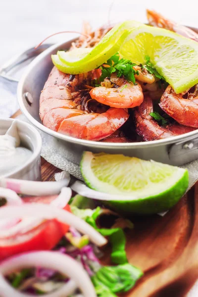 A healthy shrimp salad (shallow dof) — Stock Photo, Image
