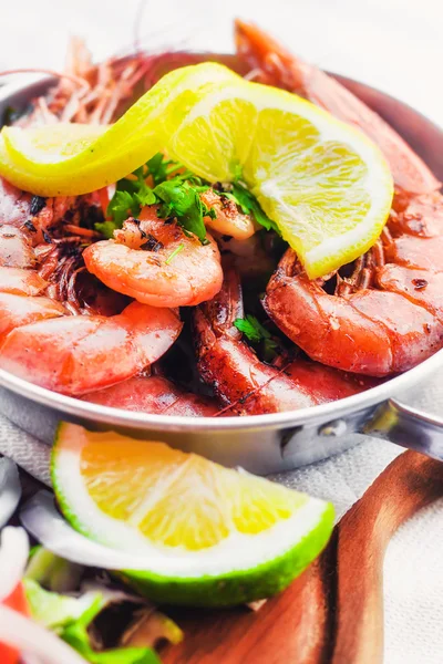 A healthy shrimp salad (shallow dof) — Stock Photo, Image