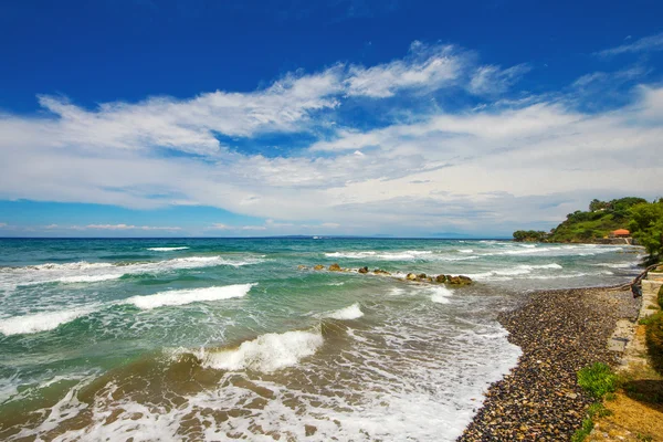 Onde che si abbattono sulla spiaggia di Argassi, isola di Zante, Grecia — Foto Stock