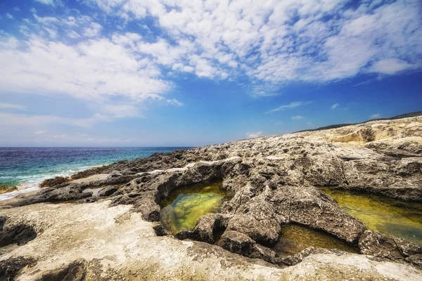 希腊扎金索斯岛上的岩石波尔图瑞玺海滩。 — 图库照片