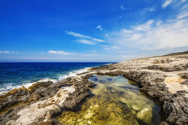 Skalista plaża Porto Roxa na wyspie Zakynthos, Grecja — Zdjęcie stockowe