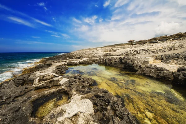 Spiaggia rocciosa di Porto Roxa sull'isola di Zante, Grecia — Foto Stock