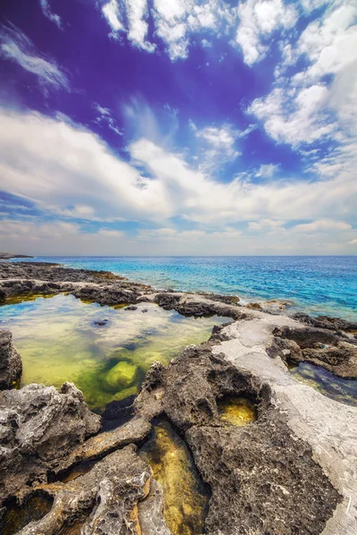 Skalnatá pláž Porto Roxa na ostrově Zakynthos, Řecko — Stock fotografie