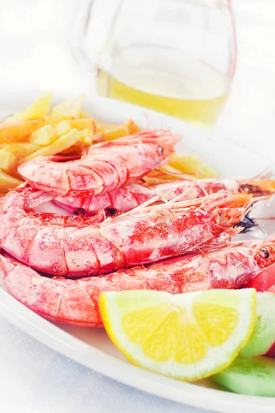 Langostinos a la parrilla con un lado de papas fritas y verduras frescas (dof poco profundo ) —  Fotos de Stock