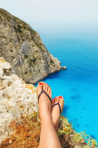 Um turista desfrutando da vista sobre a ilha de Zakynthos, Grécia — Fotografia de Stock