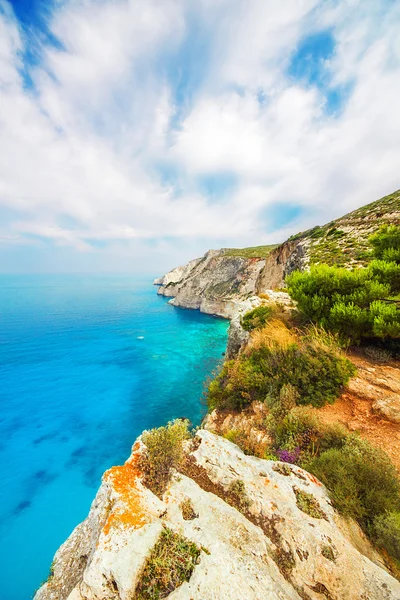 De rotsachtige kust van Zakynthos eiland, Griekenland — Stockfoto