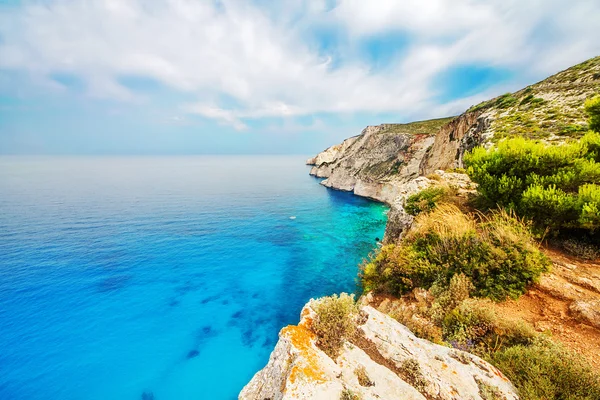 De rotsachtige kust van Zakynthos eiland, Griekenland — Stockfoto