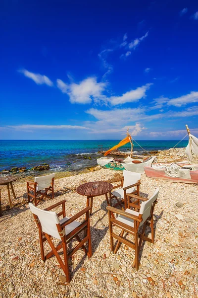 Un café junto al mar cerca de la ciudad de Zakynthos, Grecia — Foto de Stock