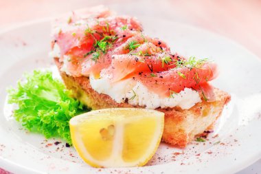 Füme somon ve krem peynirli sandviç (seçici odak)