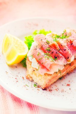 Füme somon ve krem peynirli sandviç (seçici odak)