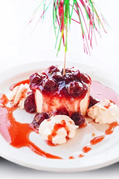 Tarta de queso con helado de cereza agria con crema y decoraciones para fiestas (dof poco profundo ) — Foto de Stock