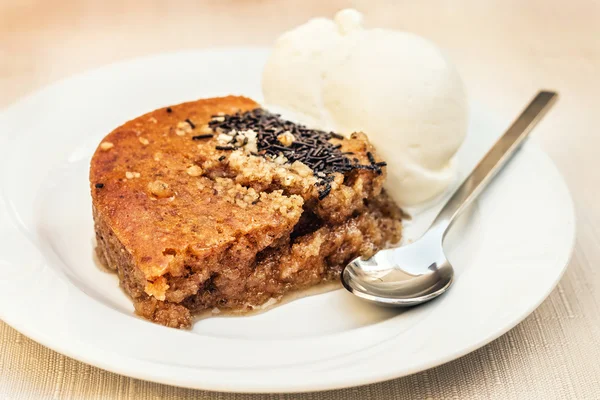 Pecans ve bal ile Yunan tatlı vanilyalı dondurma ile (sığ dof hizmet) — Stok fotoğraf