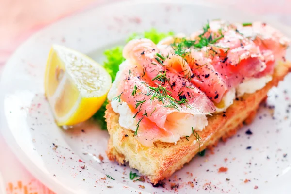 Smoked salmon and cream cheese sandwich (selective focus) — Stock Photo, Image