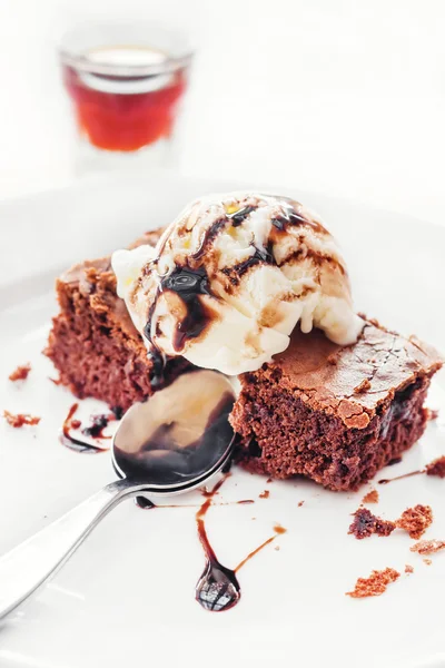 Torta al cioccolato fondente con gelato alla vaniglia (dof poco profondo ) — Foto Stock