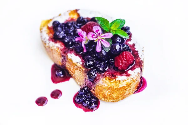 法式烤面包配蓝莓果酱、 薄荷和食用花 (选择性焦点) — 图库照片