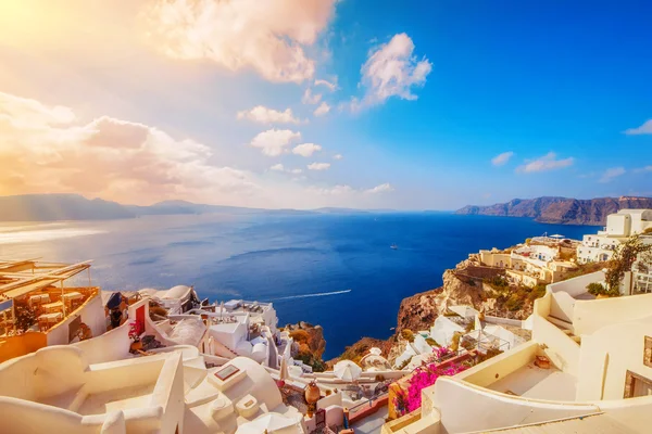 Oia villaggio alla luce del mattino, Santorini, Grecia — Foto Stock