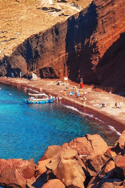 Tourists relaxing at Red Beach, Santorini, September 5th 2015 — Stock Photo, Image