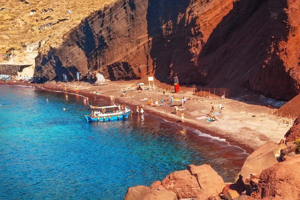 Tourists relaxing at Red Beach, Santorini, September 5th 2015 — Stock Photo, Image