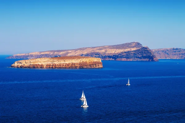 Sailboats at Santorini island's caldera, Greece — Stock Photo, Image