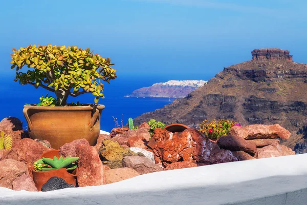 Dettagli di architettura con vista sulla caldera nel villaggio Fira, Santorini, Grecia — Foto Stock