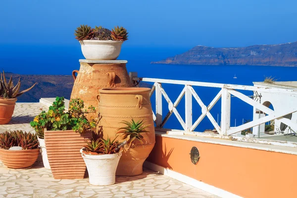 Dettagli di architettura con vista sulla caldera nel villaggio Fira, Santorini, Grecia — Foto Stock