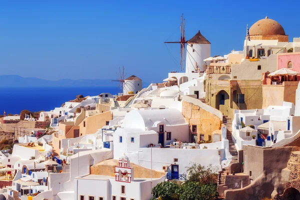 Architettura tradizionale nel villaggio di Oia, Santorini, Grecia — Foto Stock