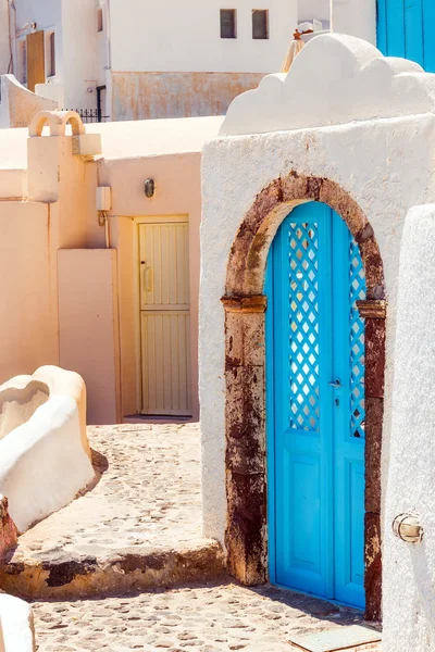 Architettura tradizionale nel villaggio di Oia, Santorini, Grecia — Foto Stock