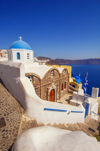 Chiesa cristiana ortodossa nel villaggio di Oia, Santorini — Foto Stock