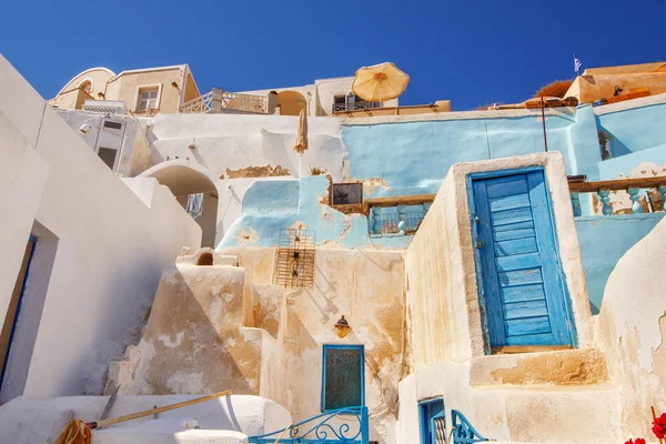 Architettura tradizionale nel villaggio di Oia, Santorini, Grecia — Foto Stock