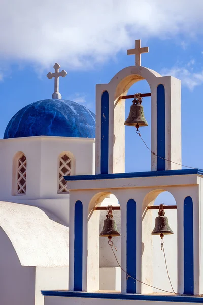 Belfry dettagli di una chiesa nel villaggio di Exo Gonia, Santorini, Grecia — Foto Stock