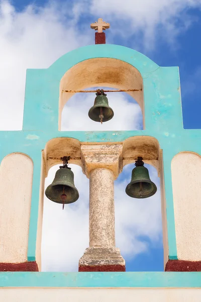 Harangláb részletei a templom-Exo-Goniá faluban, Santorini, Görögország — Stock Fotó