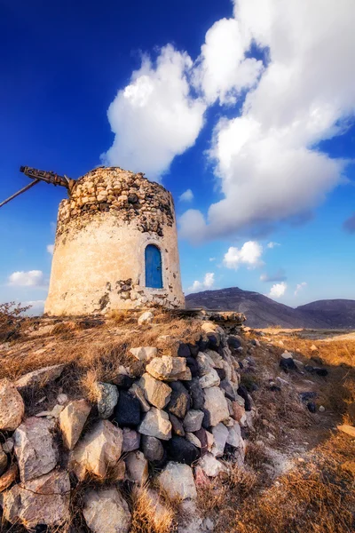 Viejas ruinas de molino de viento en una colina en la isla de Santorini, Grecia —  Fotos de Stock