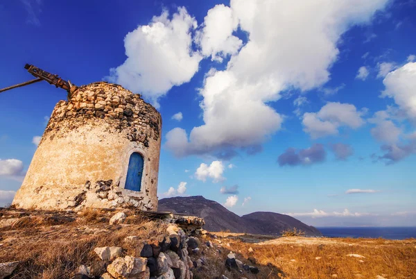 Viejas ruinas de molino de viento en una colina en la isla de Santorini, Grecia —  Fotos de Stock