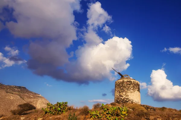 Régi szélmalom romok egy dombon-Santorini-sziget, Görögország — Stock Fotó