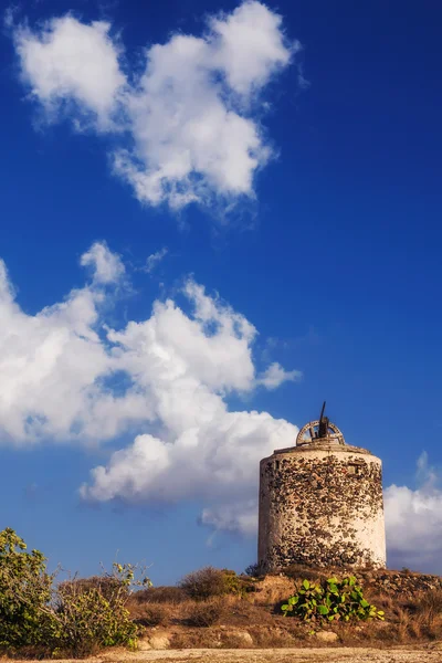 Gammal väderkvarn ruinerna på en kulle i Santorini island, Grekland — Stockfoto