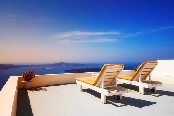 Lounge stoelen met uitzicht op de caldera van Santorini, Imerovigli village, Griekenland — Stockfoto