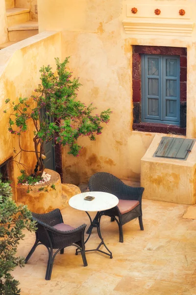 Generisches café interior in pyrgos village, santorini, griechenland — Stockfoto