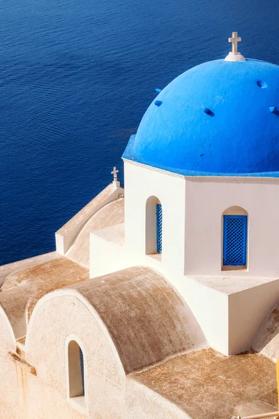 Dettagli di una chiesa nel villaggio di Oia, Santorini, Grecia — Foto Stock