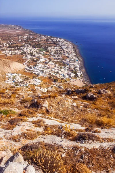 Kamari-Dorf von den antiken Thera-Ruinen aus gesehen, Santorini, Griechenland — Stockfoto