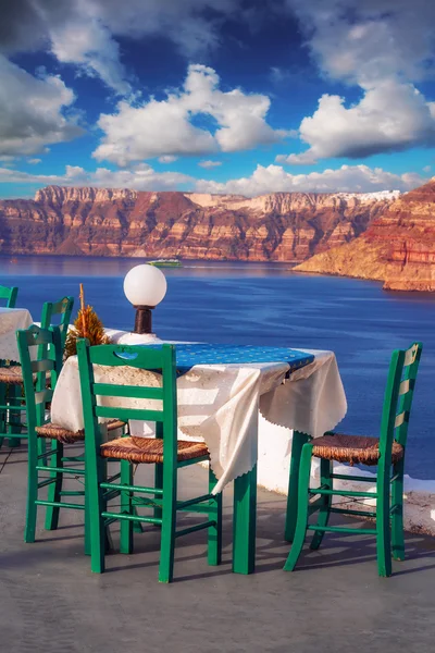 Traditionell grekisk restaurang med utsikt över Santorini caldera i solnedgången — Stockfoto