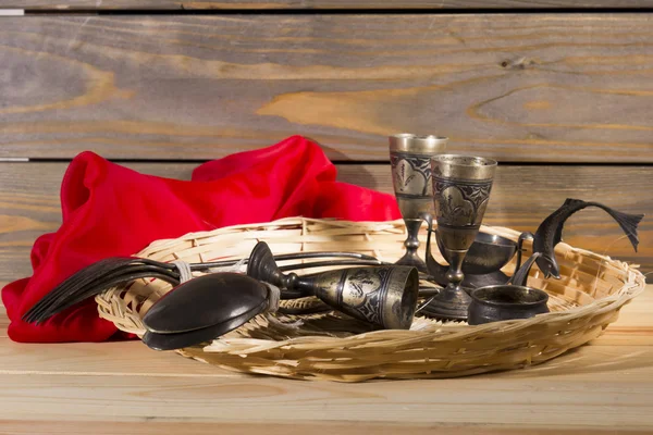 Old silverware on the wooden shelf in the pantry — Stock Photo, Image